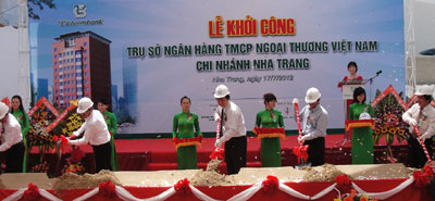 Các đại biểu tiến hành nghi thức khởi công.