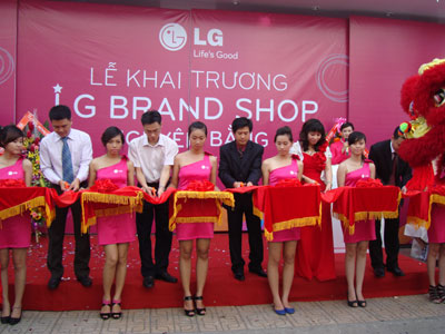 Các đại biểu cắt băng klhai trương LG Brand Shop Nguyên Bằng