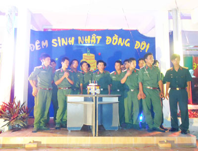 Đêm sinh nhật ấm tình đồng đội