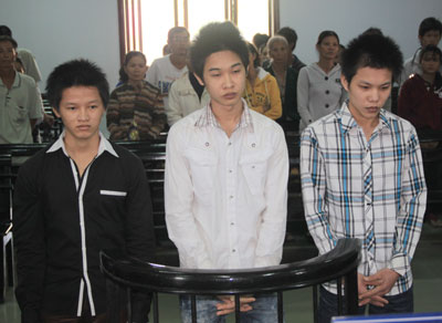 Từ Cam Ranh ra Nha Trang cướp giật tài sản