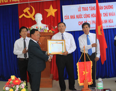 Nhận Huân chương Lao động hạng Ba của Nhà nước Cộng hòa Dân chủ nhân dân Lào