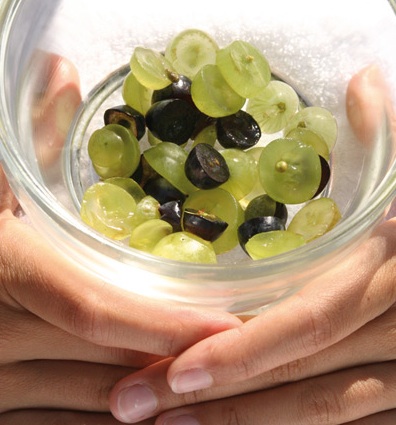 Chống nắng, dưỡng da với mặt nạ nho