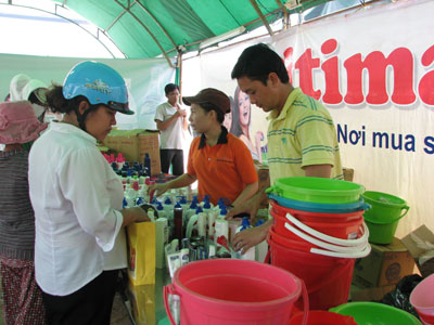 Chương trình “Đưa hàng Việt về nông thôn năm 2012” do Trung tâm Khuyến công và Xúc tiến thương mại (KC-XTTM) tổ chức sẽ có sự tham gia của nhiều doanh nghiệp (DN) mạnh trên địa bàn tỉnh với chủng loại hàng hóa đa dạng và nhiều ưu đãi dành cho người dân khi mua sắm. 