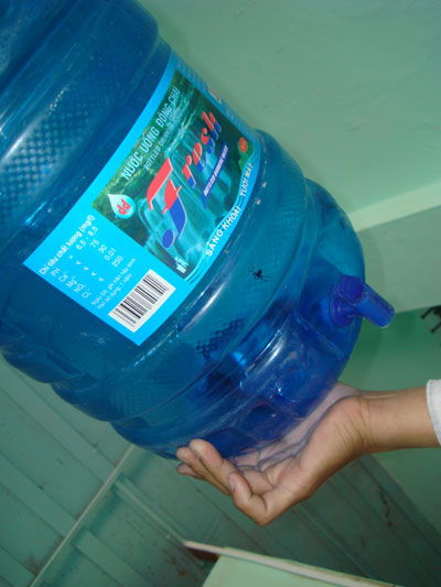 Giật mình nước uống đóng sẵn có… tò vò