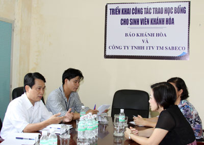  Lãnh đạo Báo Khánh Hòa và SABECO thảo luận việc triển khai trao học bổng cho sinh viên. 