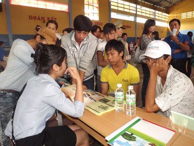  Tư vấn xuất khẩu lao động sang thị trường Nhật Bản tại phiên giao dịch việc làm năm 2012.