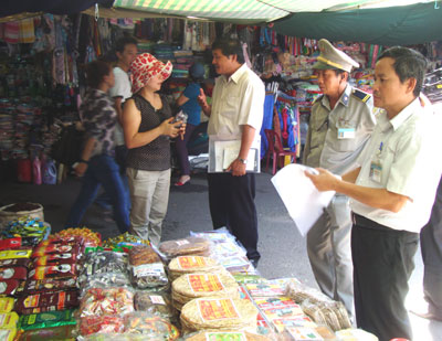 Kiểm tra sản phẩm ô mai, xí muội tại chợ Đầm (Nha Trang). 