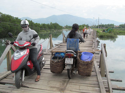  Cầu Ngòi Ngàn bằng gỗ đang là nỗi ám ảnh của mọi người khi lưu thông.