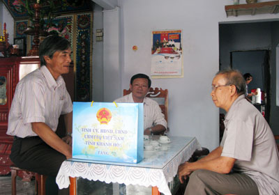 Thăm, tặng quà các gia đình chính sách tiêu biểu