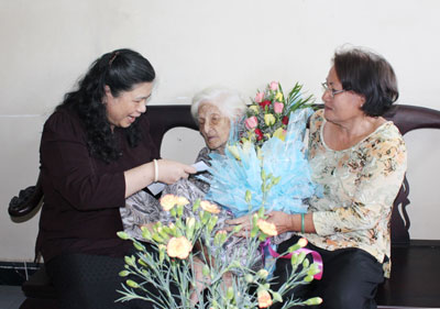 Thăm và tặng quà các gia đình chính sách tiêu biểu