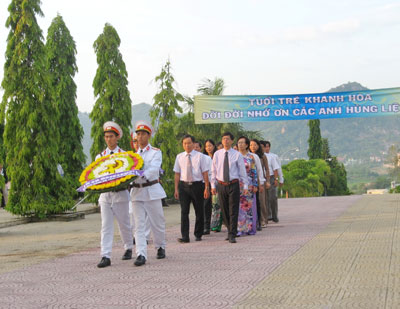 IMG_3660: Đoàn đại biểu Ban Chấp hành Đảng bộ tỉnh do đồng chí Nguyễn Tấn Tuân dẫn đầu viếng và đặt vòng hoa tại Nghĩa trang liệt sĩ Hòn Dung.