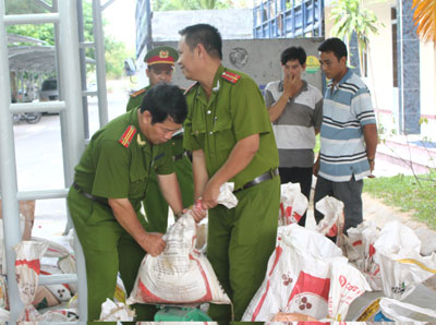 Bắt giữ gần 5 tấn quặng trái phép