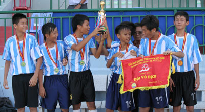 Đội bóng phường Vĩnh Phước đoạt chức vô địch