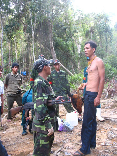 Lực lượng truy quét xã Khánh Thành kiểm tra một đối tượng tiếp tế thực phẩm cho khoáng tặc.