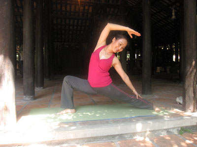Yoga, một phương pháp tập luyện hòa quyện được cả thể chất và tinh thần rất thịnh hành trên thế giới, đang được nhiều chị em phụ nữ ở Nha Trang yêu thích bởi hiệu quả thần kỳ của nó mang lại cho sức khỏe và sắc đẹp.