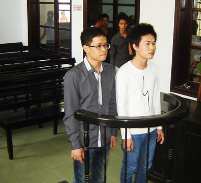 Vào tù vì giật điện thoại