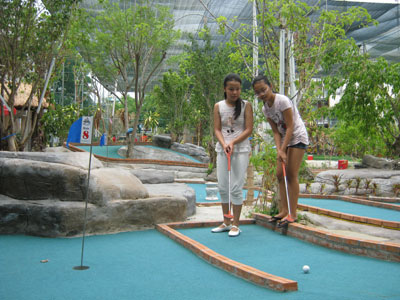 Mini golf - sân chơi mới lành mạnh và bổ ích cho thanh thiếu niên