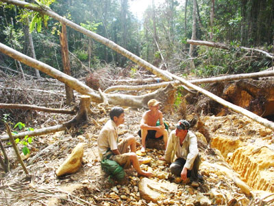  Nạn khai thác quặng trái phép ở Khánh Vĩnh khiến rừng đầu nguồn bị tàn phá nghiêm trọng.