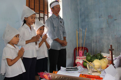 “Ba mẹ, đừng bỏ chị em con!”