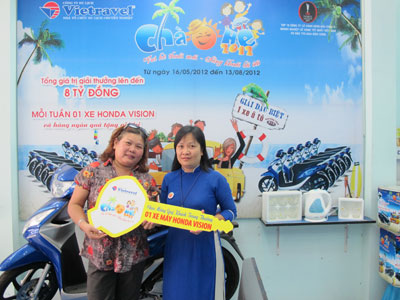 Trao thưởng cho khách hàng trúng thưởng xe máy