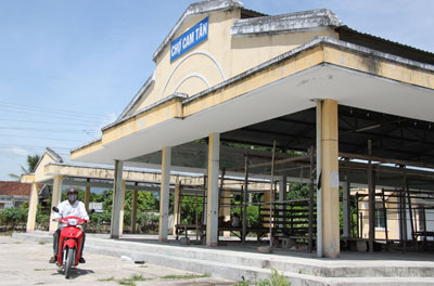 Chợ mới bỏ hoang, tiểu thương họp chợ ngoài đường