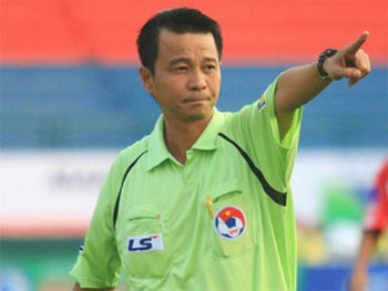 Trọng tài Nguyễn Phi Long không được phân công làm nhiệm vụ ở giai đoạn cuối V-League 2012. 