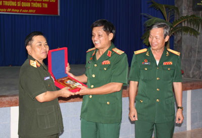 Thăm và làm việc với Trường Sĩ quan Thông tin