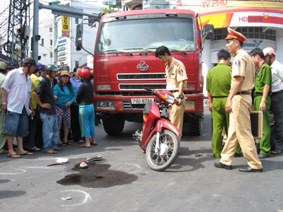 Xe tải tông xe máy, 1 người chết, 1 người bị thương