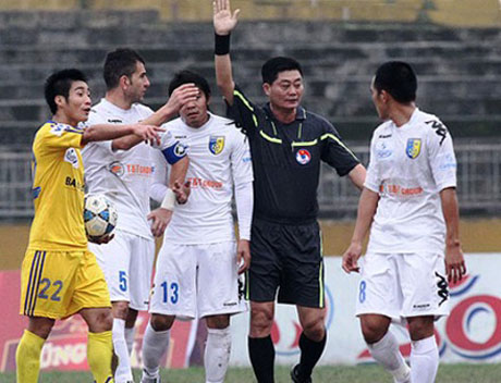 Danh hiệu &quot;Còi vàng&quot; 2012: Cân não các trọng tài