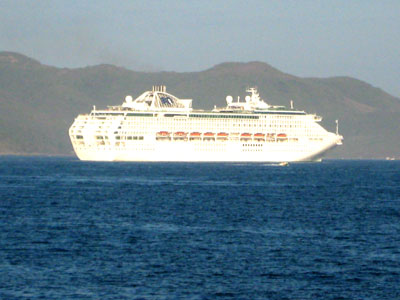 Tàu Dawn Princess (Bermuda) chở hơn 2.700 thuyền viên, du khách quốc tế đến Nha Trang