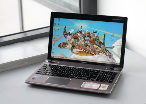 Laptop 3D không kính cấu hình "khủng" tại Việt Nam