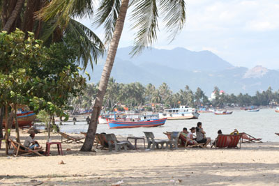  Đoạn đường ven biển thị trấn Vạn Giã được phát quang, tạo cảnh quan đô thị thông thoáng.