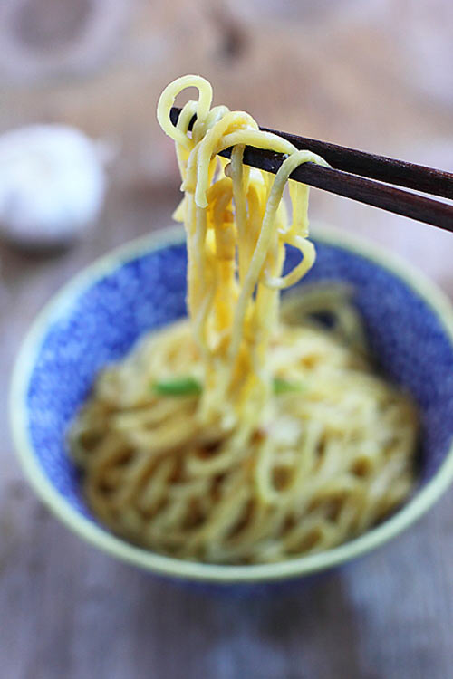 Món ăn: Món mỳ xốt tỏi cho bữa sáng