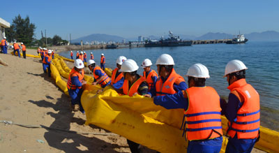 Công ty Xăng dầu Phú Khánh vừa tổ chức diễn tập ứng phó sự cố tràn dầu tại Cảng dầu Mũi Chụt, TP. Nha Trang. Lực lượng tham gia diễn tập gồm gần 100 người đến từ Công ty Xăng dầu Phú Khánh, Sở Tài nguyên và Môi trường,