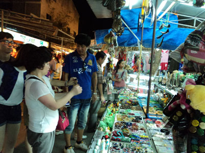 Du khách Hàn Quốc chọn mua hàng lưu niệm tại phố đi bộ.