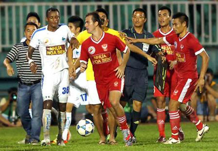 Nhìn lại V-League 2012: Vẫn còn nhiều hạt sạn!