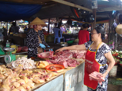 Hàng hóa lại “đua” theo giá xăng