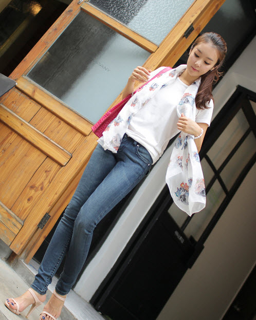 Phối đồ ấn tượng với khăn voan ngày gió