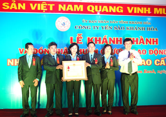 Lãnh đạo Nhà máy Nước giải khát cao cấp Yến sào Khánh Hòa đón nhận Huân chương Lao động hạng Ba.