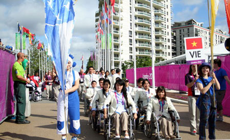 Các huấn luyện viên và vận động viên Paralympic Việt Nam trước lễ thượng cờ.