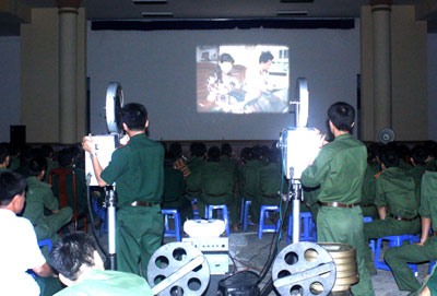 Xem chiếu bóng giữa thao trường