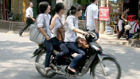 Học sinh dành 1 phút tưởng nhớ nạn nhân bị tai nạn giao thông