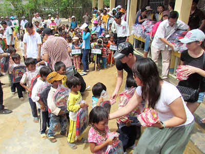 Nhận quà tặng “Chung tay đưa bé đến trường”