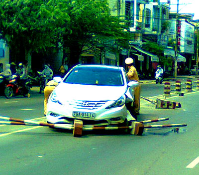 Ô tô tông dải phân cách, 1 người bị thương nặng