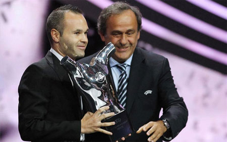 Iniesta giành &quot;Cầu thủ hay nhất châu Âu&quot; năm 2012