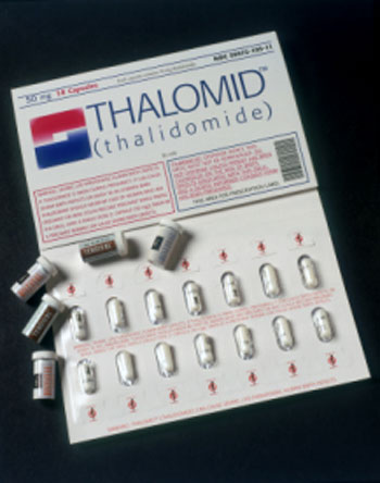 Nhiều trẻ em bị dị tật bẩm sinh do sản phụ uống thuốc Thalidomide khi mang thai.  