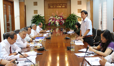 Đồng chí Nguyễn Tấn Tuân phát biểu tại buổi làm việc.