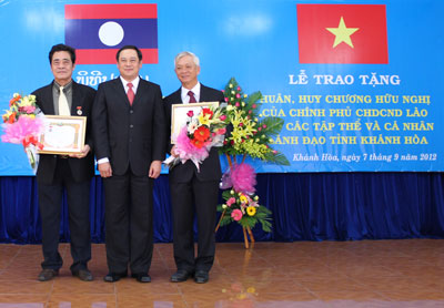 Thừa ủy nhiệm của Chủ tịch nước CHDCND Lào, ông Xỏnxay Xiphănđon trao Huân chương Hữu nghị cho 2 đồng chí Lê Thanh Quang và Nguyễn Chiến Thắng.