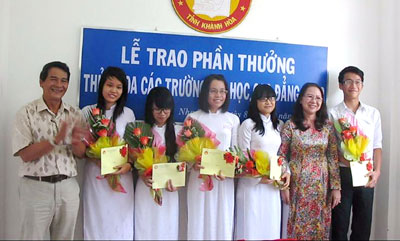 Ngày 8-9, Quỹ Khuyến học - khuyến tài Khánh Hòa tổ chức trao phần thưởng cho 7 học sinh (HS) đỗ thủ khoa trong kỳ thi đại học (ĐH) năm 2012. Mỗi em được tặng 1 triệu đồng, do Doanh nghiệp tư nhân Thanh Khuê tài trợ.