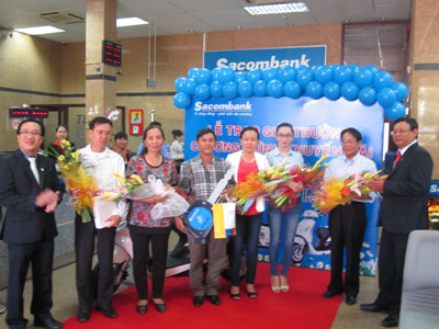 Ngày 8-9, Sacombank Chi nhánh Khánh Hòa tổ chức trao giải cho 5 khách hàng may mắn trong chương trình khuyến mãi “Hè rộn ràng - ngàn quà tặng”.